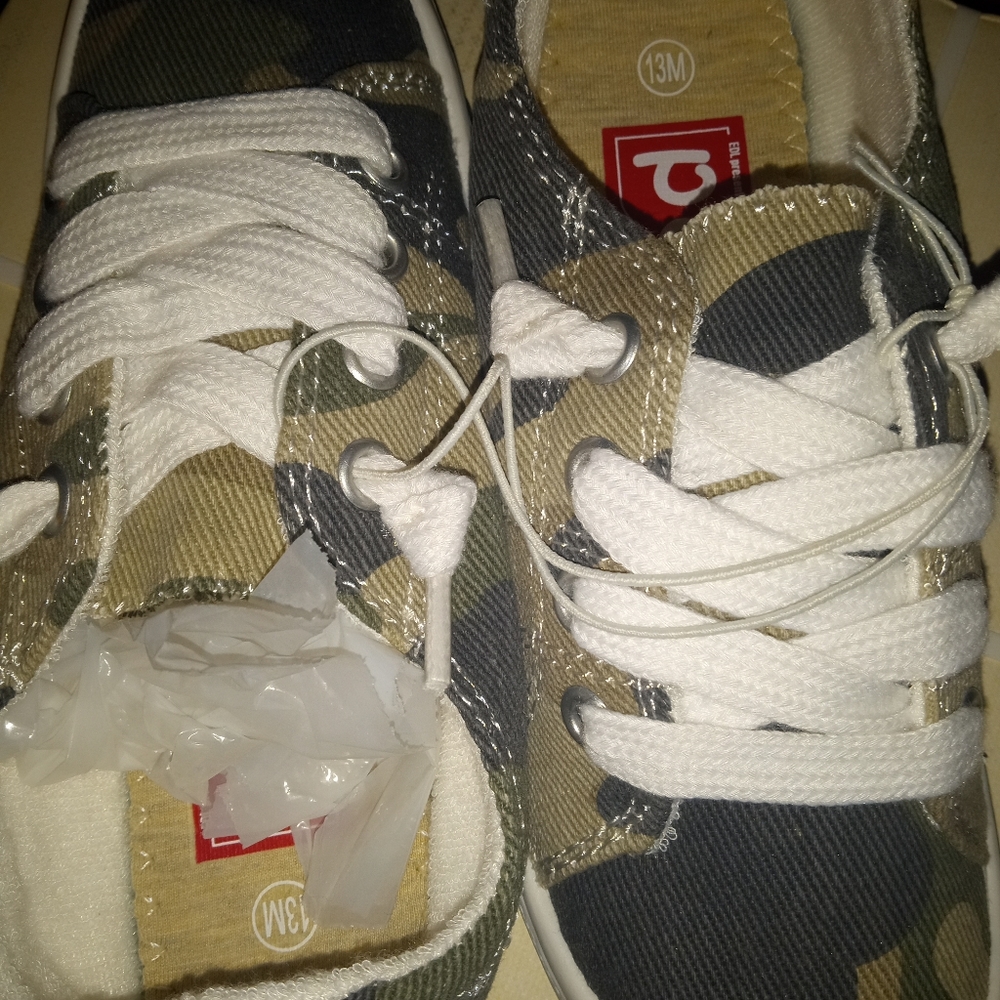 Little girl camo tennis shoes